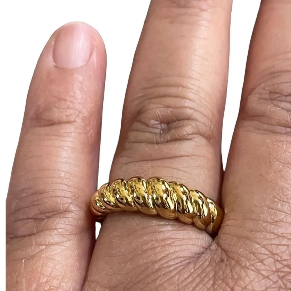NWT gold tone twisted ring size 7.5
